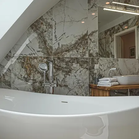 Newly Renovated 3 Bedroom With Ac And Bath Tub Apartment