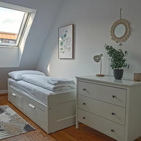 Newly Renovated 3 Bedroom With Ac And Bath Tub Apartment *
