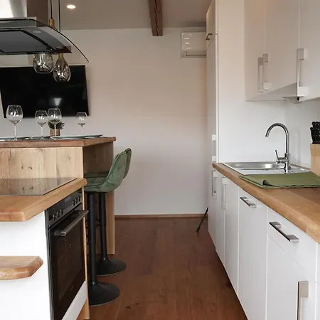 Apartment Newly Renovated 3 Bedroom With Ac And Bath Tub *