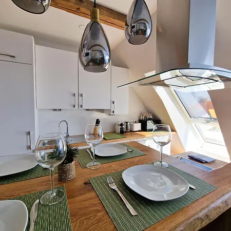 Newly Renovated 3 Bedroom With Ac And Bath Tub Apartment