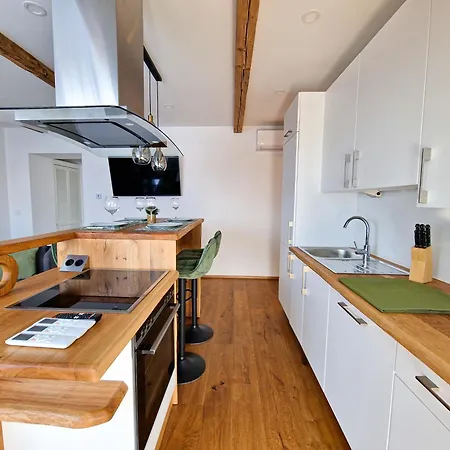 Newly Renovated 3 Bedroom With Ac And Bath Tub Apartment *