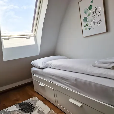 Apartment Newly Renovated 3 Bedroom With Ac And Bath Tub *