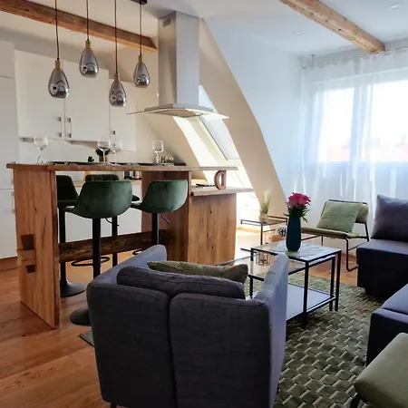 Newly Renovated 3 Bedroom With Ac And Bath Tub Apartment *