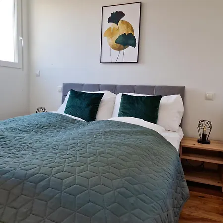 Newly Renovated 3 Bedroom With Ac And Bath Tub Apartment *