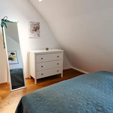 Apartment Newly Renovated 3 Bedroom With Ac And Bath Tub *