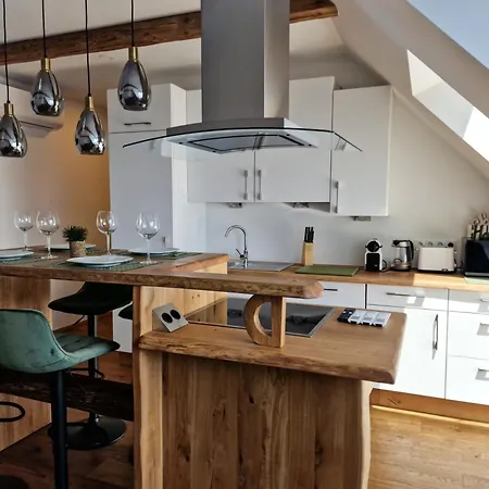 Newly Renovated 3 Bedroom With Ac And Bath Tub Apartment *