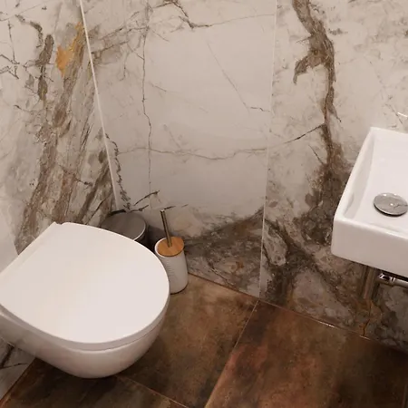Newly Renovated 3 Bedroom With Ac And Bath Tub *