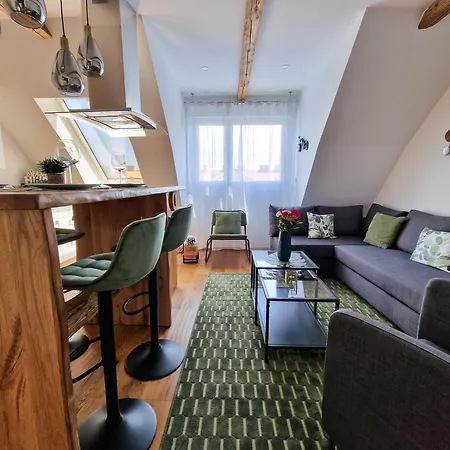 Newly Renovated 3 Bedroom With Ac And Bath Tub Apartment