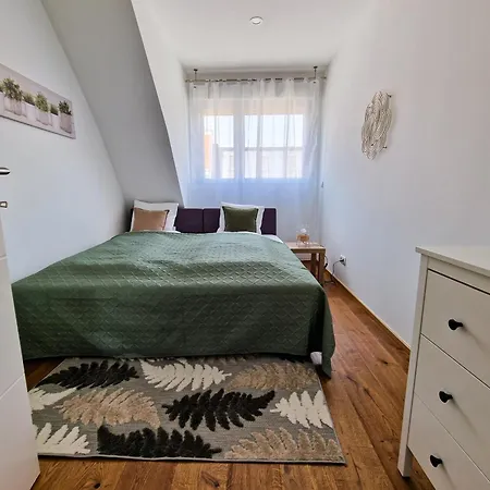 Apartment Newly Renovated 3 Bedroom With Ac And Bath Tub *