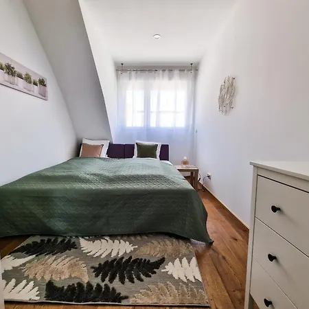 Newly Renovated 3 Bedroom With Ac And Bath Tub Apartment