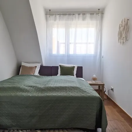 Newly Renovated 3 Bedroom With Ac And Bath Tub Apartment
