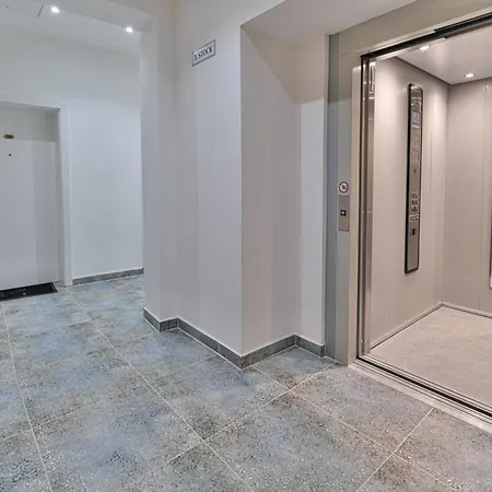 Lotus Apartment *