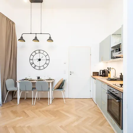 Apartment Charming Retreat Walking Distance From Town Centre