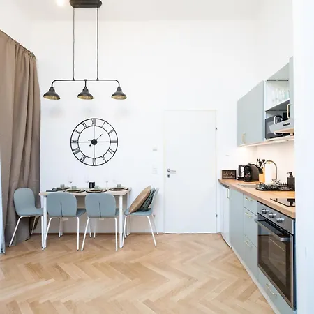 Charming Retreat Walking Distance From Town Centre