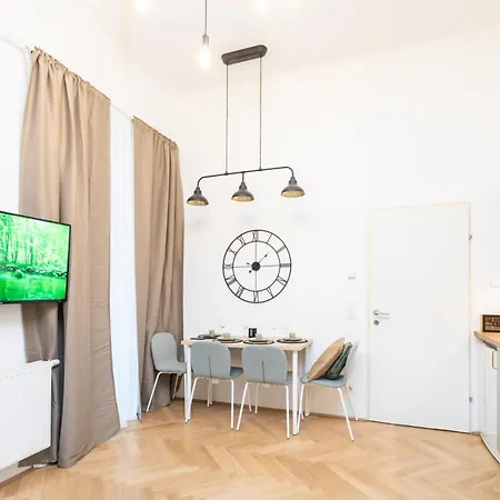 Apartment Charming Retreat Walking Distance From Town Centre