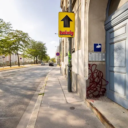 Near Schoenbrunn & Metro *