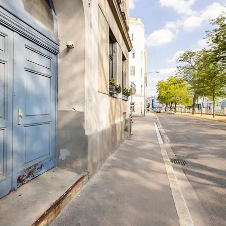 Near Schoenbrunn & Metro Apartment *