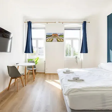 Apartment Near Schoenbrunn & Metro Vienna