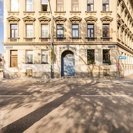 Near Schoenbrunn & Metro Apartment