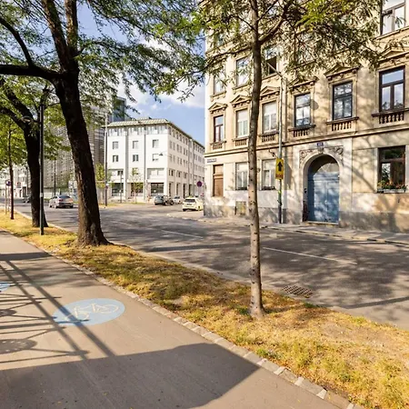 Near Schoenbrunn & Metro * Vienna