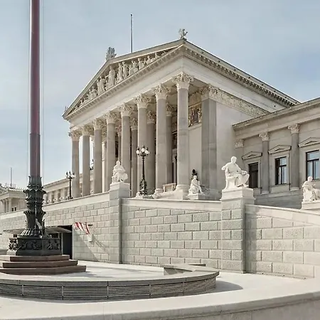 Modern At Rathaus *