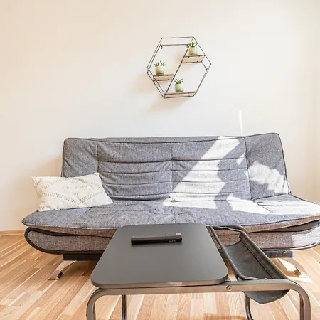 Apartment Inviting Economy 1br Apt. With The Location *