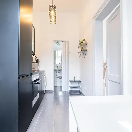 Apartment Inviting Economy 1br Apt. With The Location *