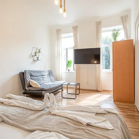 Apartment Inviting Economy 1br Apt. With The Location *