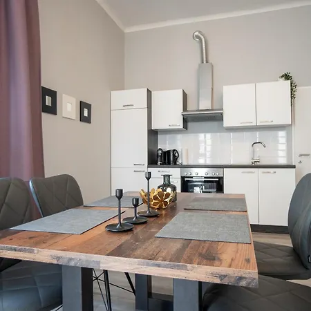 Beautiful New Near Center Apartment