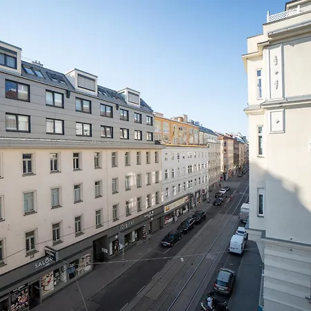 Beautiful New Near Center Apartment
