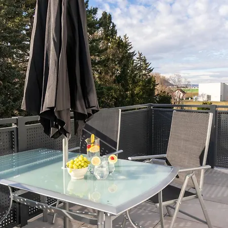 Noblenest: Terrasse - Netflix - Kaffee