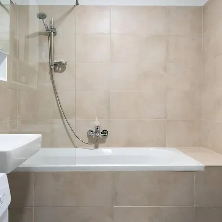 1br Excellence, Fast To Centre By Hm *