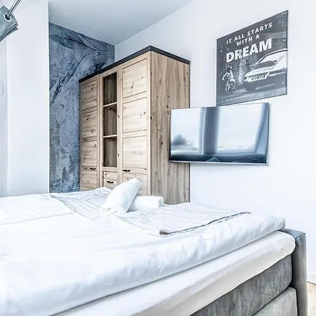 Luxury 2br And 1lr With Balcony - 9 Min To Center Apartment