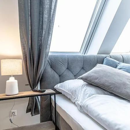 Luxury 2br And 1lr With Balcony - 9 Min To Center