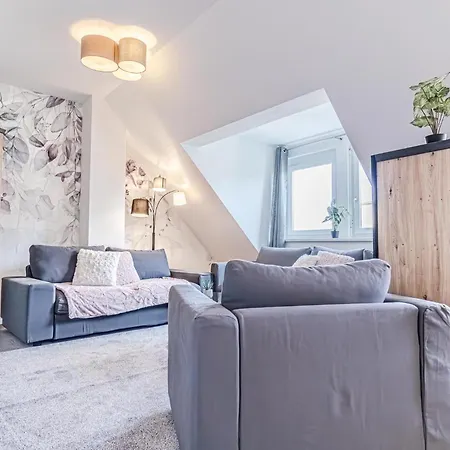 Luxury 2br And 1lr With Balcony - 9 Min To Center Apartment *