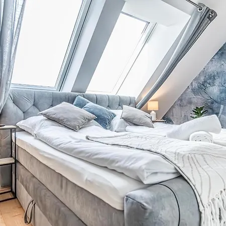 Luxury 2br And 1lr With Balcony - 9 Min To Center Apartment