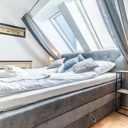 Luxury 2br And 1lr With Balcony - 9 Min To Center *