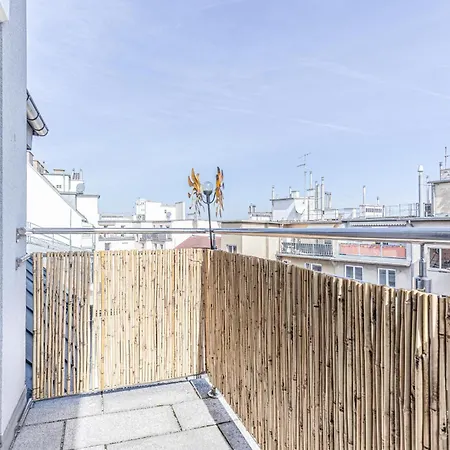 Luxury 2br And 1lr With Balcony - 9 Min To Center Apartment