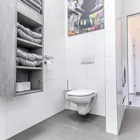 Luxury 2br And 1lr With Balcony - 9 Min To Center *