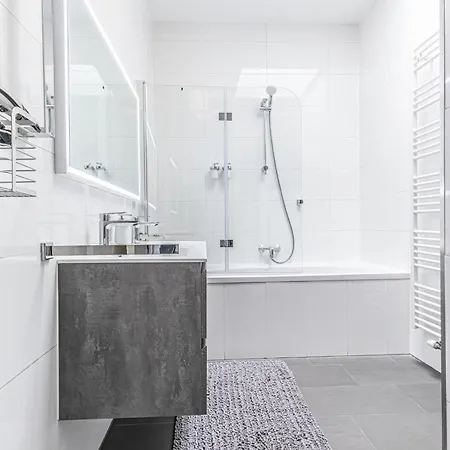 Luxury 2br And 1lr With Balcony - 9 Min To Center Apartment