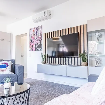 Luxury 2br And 1lr With Balcony - 9 Min To Center *