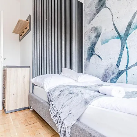 Luxury 2br And 1lr With Balcony - 9 Min To Center *