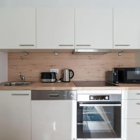Hm • Sleek 1br With Balcony