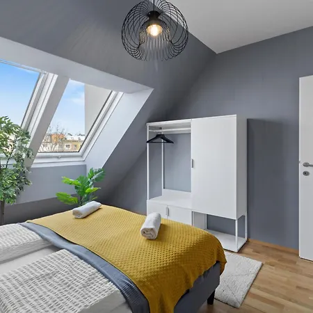 Paid Parking - 1 Minute To Public Transport - 3 Min To Supermarket And Pharmacy Apartment