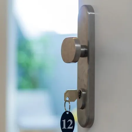 Paid Parking - 1 Minute To Public Transport - 3 Min To Supermarket And Pharmacy Apartment