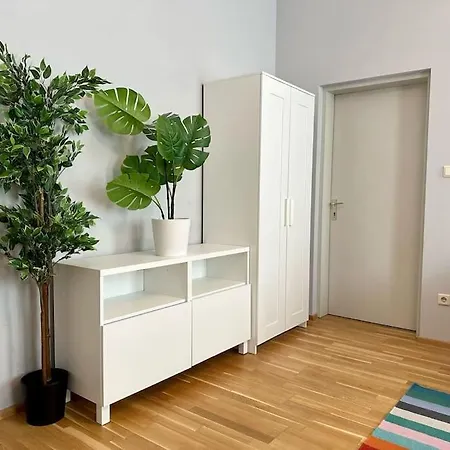 5 Bedroom I Winter Garden I Near Metro Apartment *