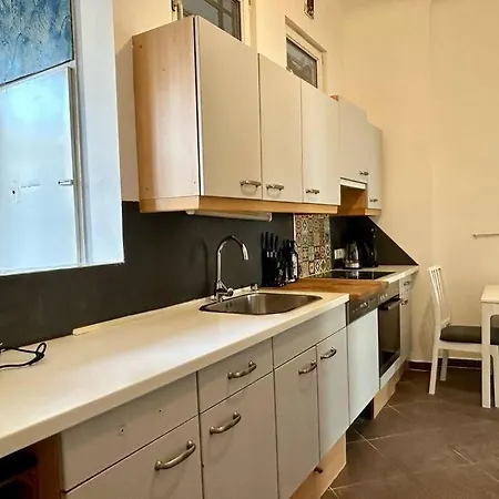 5 Bedroom I Winter Garden I Near Metro Apartment *