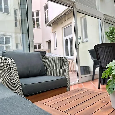5 Bedroom I Winter Garden I Near Metro Apartment