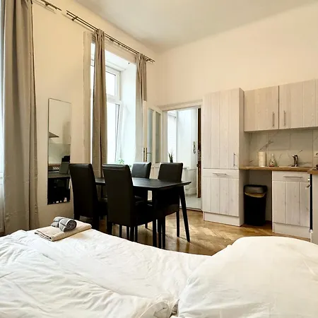 Cosy Located At Famous Kutschkermarkt *