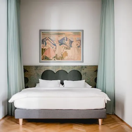 Small Luxury Altstadt Hotel 4*